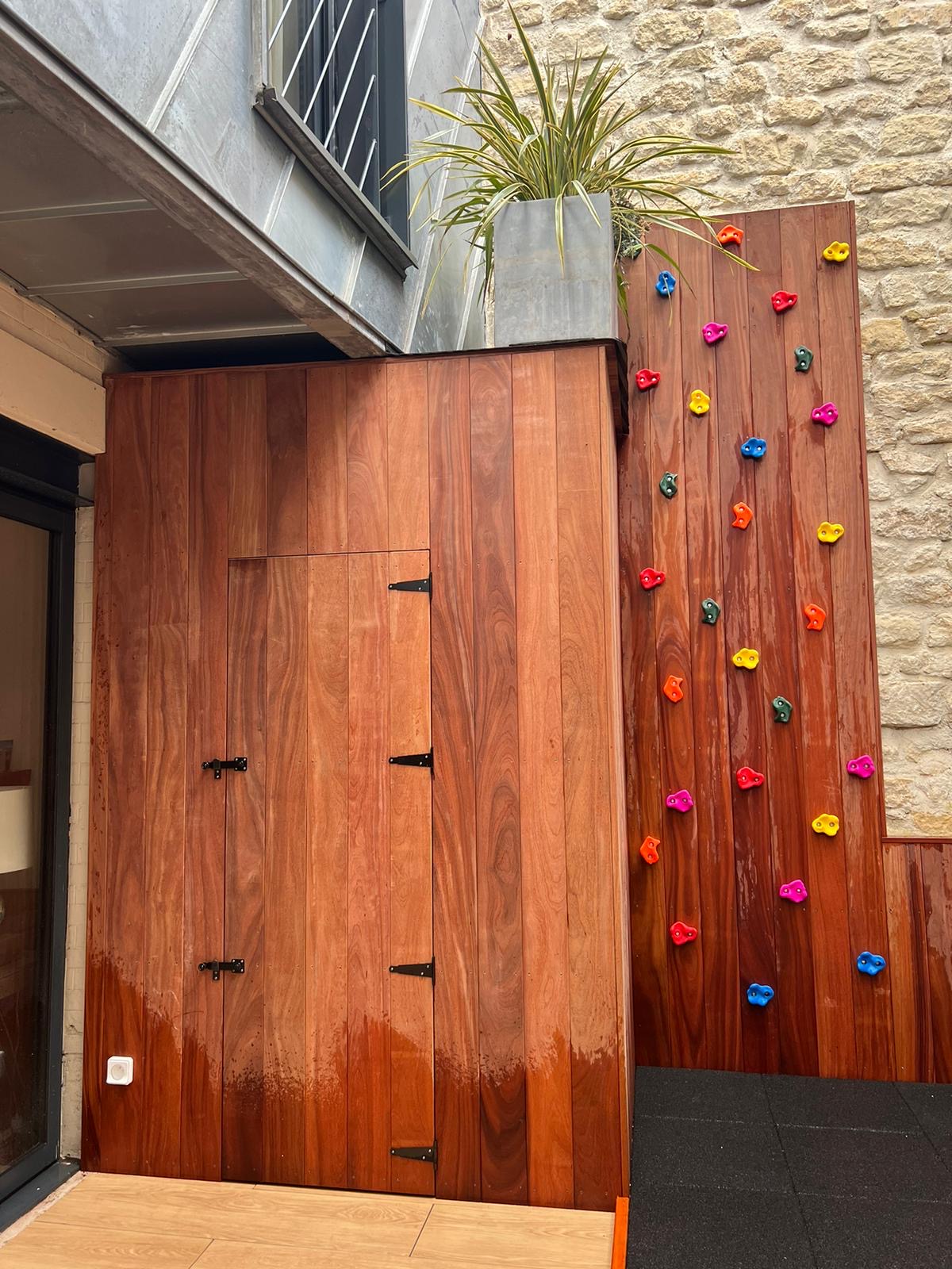 Cabane de rangement et mur d'escalade en bois exotique à Boulogne